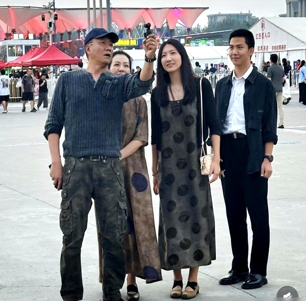 胡军一家四口去看音乐会，人群竟自动分开一条道。

一家人全黑打扮，女儿九儿比妈还高，儿子康康更是不得了，肩宽腿长，气场把旁边的胡军都给比下去了。

想当年《爸爸去哪儿》里那个小不点，现在已经长成了行走的衣架子。有网友说，这哪是看音乐会，这分明是“4A景区”来巡视了。

都说父母最大的本事，不是自己多