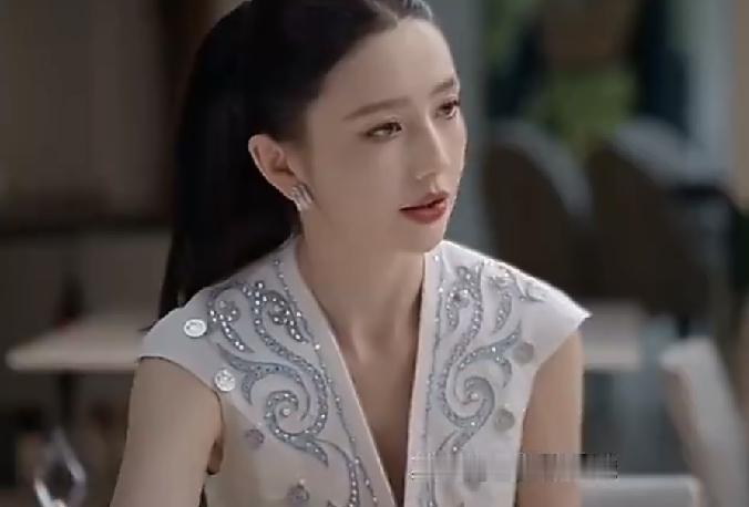 陈思诚终于清白了
 
在节目采访里，佟丽娅聊起当年和陈思诚的过往，那个时候两人正处在准备离婚的阶段，恰巧陈思诚拍摄《我经历风暴》，网上顺势传出陈思诚有家暴，动手打人的消息，各种猜测铺天盖地。
 
面对镜头，佟丽娅直接澄清，大家都说陈思诚打我，其实并没有。

网上那些家暴传言都是不实说法，是网友凭空猜