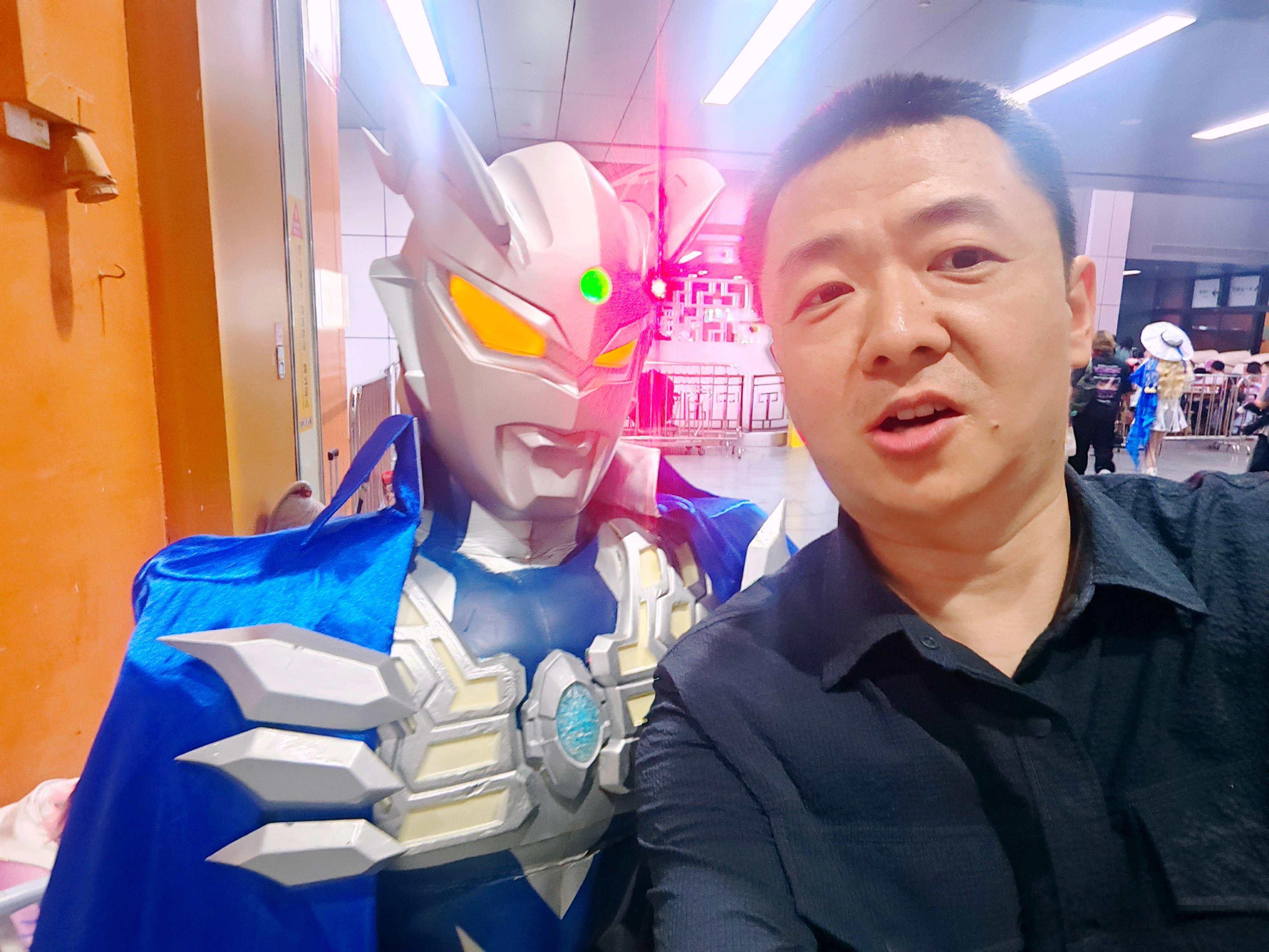 全场仅认识的几位coser之一，跟老师拍张照留念，准备撤了[二哈][酷] ​​​