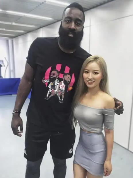 哈登已经连续17年打进季后赛了，他是历史第一吗？

哈登是当今联盟的超级分卫，实力也非常强大，他先后为雷霆队、火箭队、篮网队、76人队、快船队以及骑士队效力过，至今从未缺席季后赛，连续17年打进季后赛，现役第一。
不过哈登目前并不是历史第一，还有3人比他还强。
其中斯托克顿连续18年打进季后赛，历史