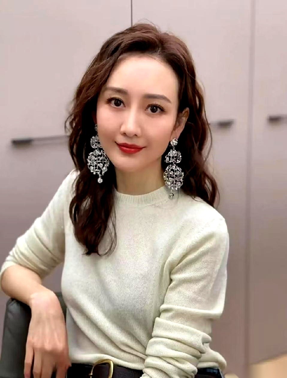 聊起43岁的王鸥，你才会发现她这套人生打法有多绝。
卡里有拍戏赚来的存款，手头经营着自己的服装品牌，甚至连亲生女儿都在身边养得白白胖胖——整个剧本里，唯独没给“老公”留哪怕一个位置。
从小看着父母婚姻碎裂散场，又在红毯和片场的高跟鞋声里趟了这么多年，她早把这笔账算透了。
想象一下那个画面：当一个43
