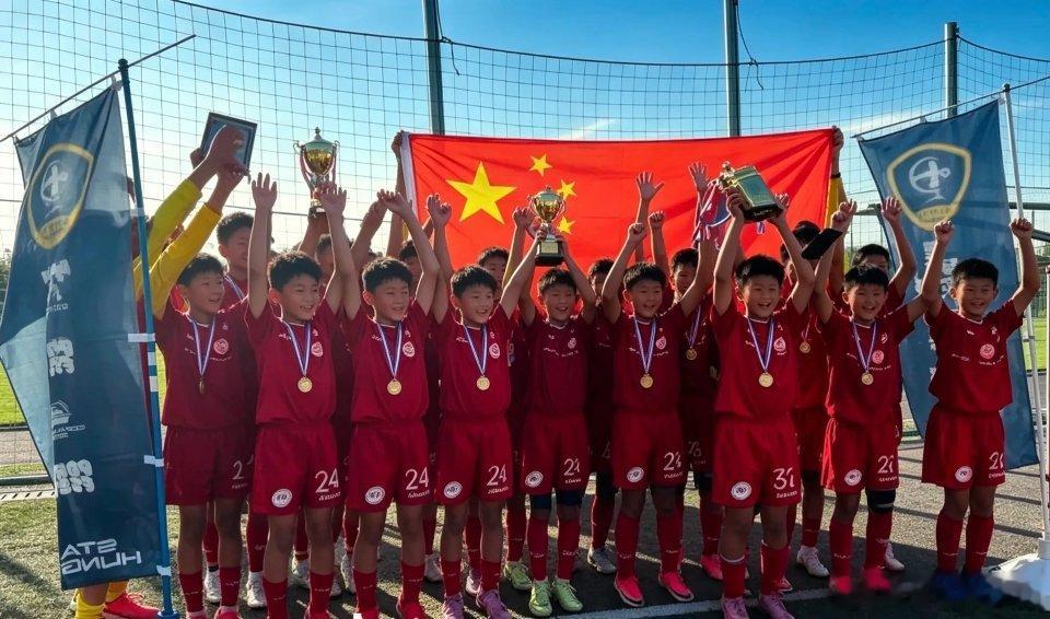 #中国足球小将日本夺冠##少年足球# 
绿茵场上挥洒汗水，
小小身躯藏着大大的力量。
少年当自强，
中国足球未来可期
#中国足球的希望# ​