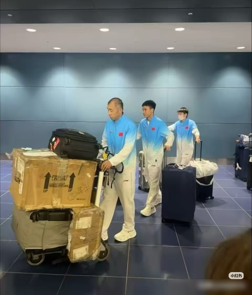 国乒21人落地名古屋，10个运动员里7个是亚运生瓜蛋子。王楚钦、孙颖莎、王曼昱仨奥运冠军带着一群没打过亚运的小孩，直接住游轮上去。
赛程排得密，9月20日开打，9月24日就出团体金牌，连喘气的空当都没有。男双、女双全是新配的对子，林诗栋/温瑞博、黄友政/向鹏，之前谁见过这组合？
出发前在上海崇明