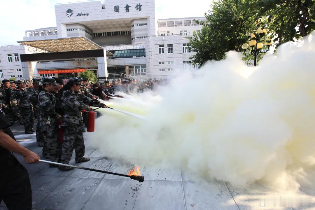 #直观感受到了什么叫会表达# “同学们，不是所有火情都盲目往外跑，小火快跑，大火关门。”9月11日以来，走进广西师范大学雁山校区、育才校区、王城校区开展“开学第一课·消防进高校”主题消防安全宣讲活动，通过消防理论实验、互动问答、实操体验等方式为广大学子送上一堂干货满满的消防安 ​