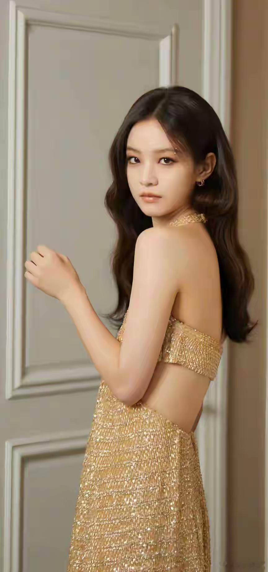 1.李庚希在京圈是出了名的资源咖，基本上啥剧火了，第二部或者类似题材就轮到她演。

2.靳东选剧本如今比较谨慎，不少机会都是靠朋友引荐得来。他早已实现财富自由，并不缺钱，对赚钱的欲望不强，更看重交往朋友的人品与层次。

3.朱正廷对于圈内炒CP卖腐的套路是十分清楚，当然其实他本人也不排斥出演 ​