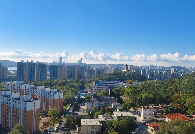 #北方将迎同期少见强降雨#【#新一股冷空气登场#

这两天都陆陆续续在降雨，好在“秋雨不过沟”，一块云彩过去，雨就停了，但“一场秋雨一场寒，十场秋雨穿上棉”是真滴。

我们这里已经开启了前几天还能看见大街上穿短袖衬衫，这几天大街上已经有穿棉马甲了，感觉又是一个风衣当摆设的秋天。

目前的天 ​