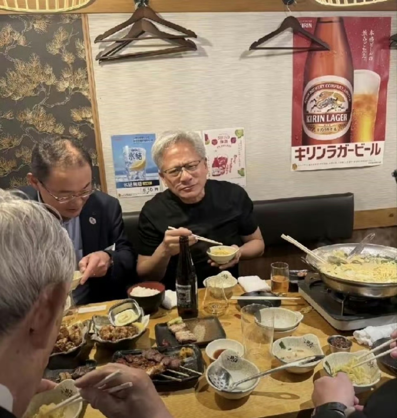 黄仁勋这么有钱，居然经常吃得这么普通。 ​​​