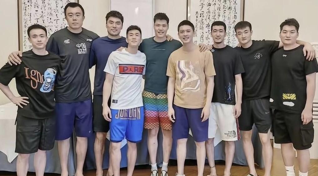 辽宁男篮的集体合照，杨鸣的颜值最为出众，他的身高不是最高的，身材也不是...