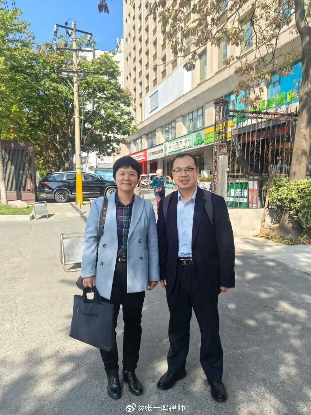 与西北农林科技大学教授、博士生导师董红律师一道，为某法院院长徇私枉法案做无罪辩护。有缘的是，董老师是西北政法大学的大师姐，也是我富平法院同事的舍友#律师[超话]##富平# ​