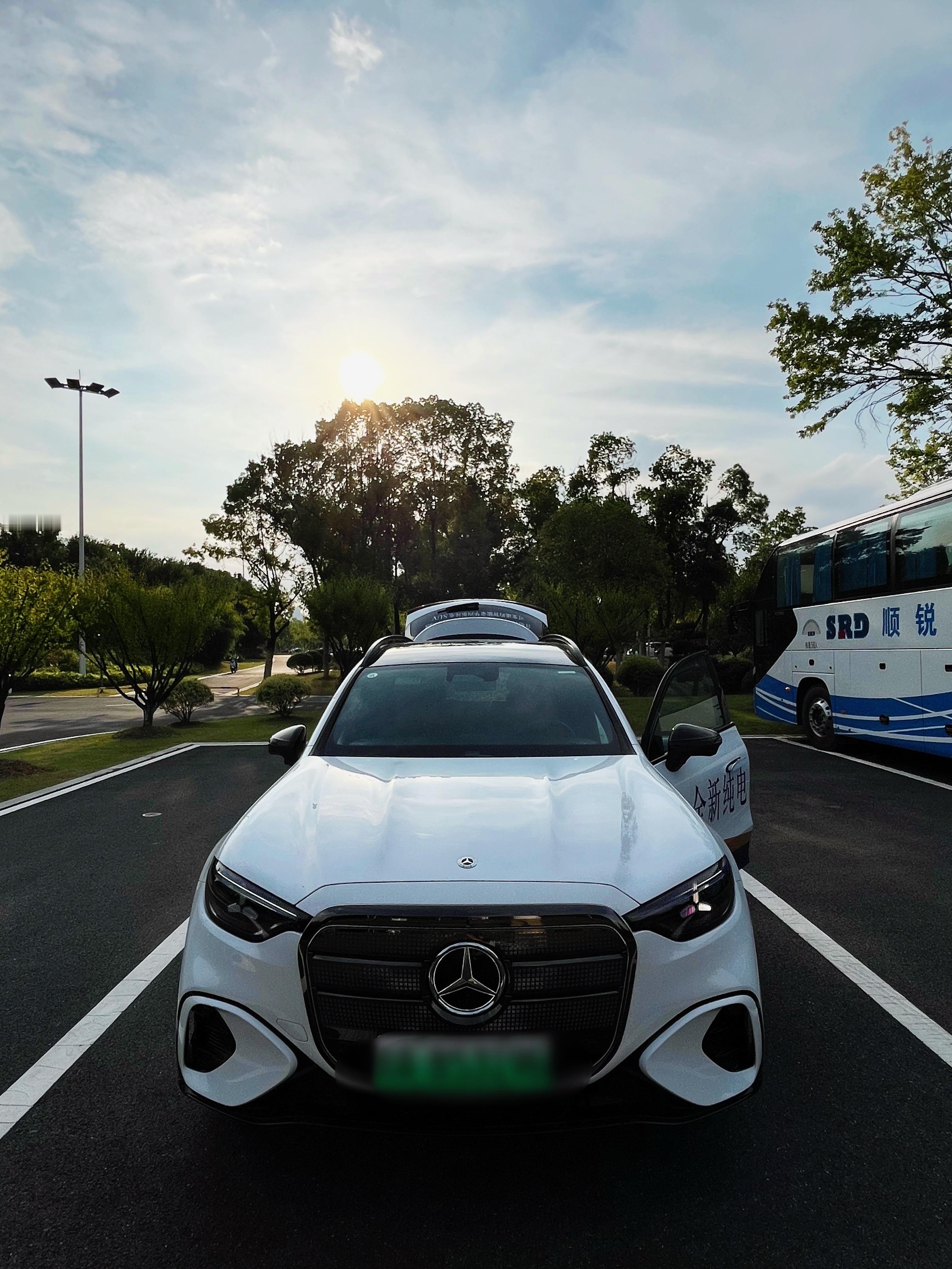 【全方位测评｜2026款奔驰纯电GLC：豪华纯电SUV的稳妥之选】

🚗大家好，我是安迪。
本期带来奔驰基于MB.EA纯电架构打造的中型SUV，2026款纯电GLC以29.99万—38.88万的售价切入市场，刚好卡在豪华品牌纯电SUV的核心竞争区间。今天从三电、底盘、空间、配置四大维度，客观拆解这台车的真实表现，优势