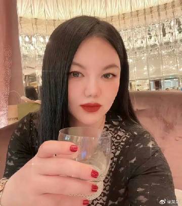 李湘连掌纹都打上码了！果然有钱人在意的东西就是多<span class...
