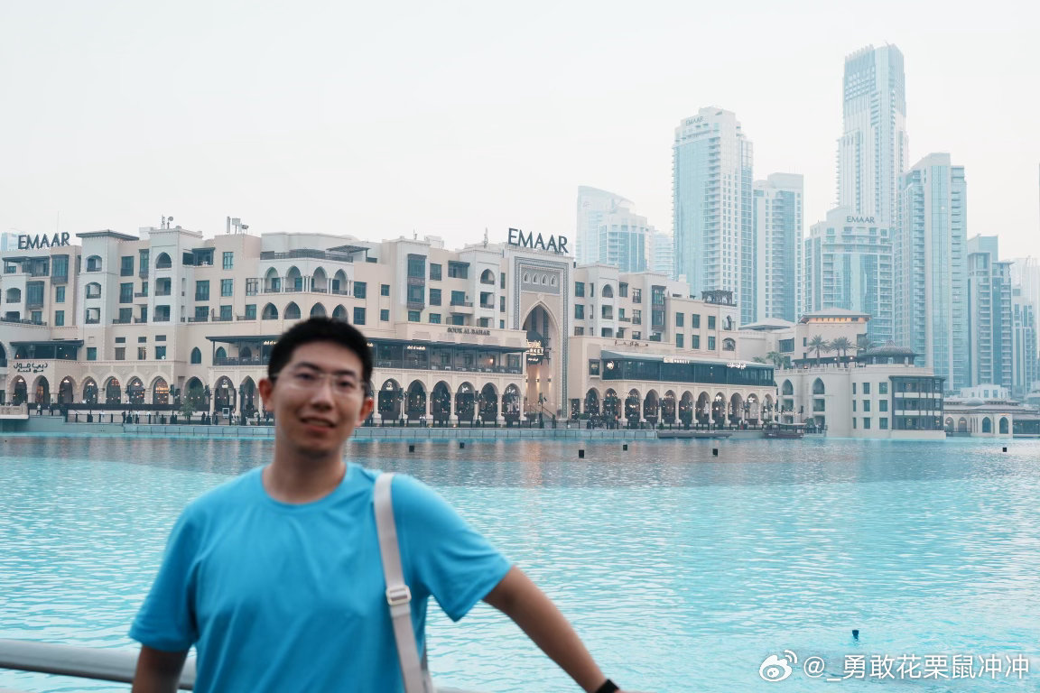 One day in Dubai！
怀揣着紧张的 忐忑的心情还是出去玩了大半天！有被老城和新城的建筑对比 以及身着朴素长袍但配饰和购物出手阔绰的当地富豪冲击到！
🏜️从老城区逛起 打卡了网红星巴克 老城区的建筑风格和电影里很像 由于都是平层且风很大也有些沙漠既视感 40度太阳下暴晒晕厥
和电影里看的很像 ​