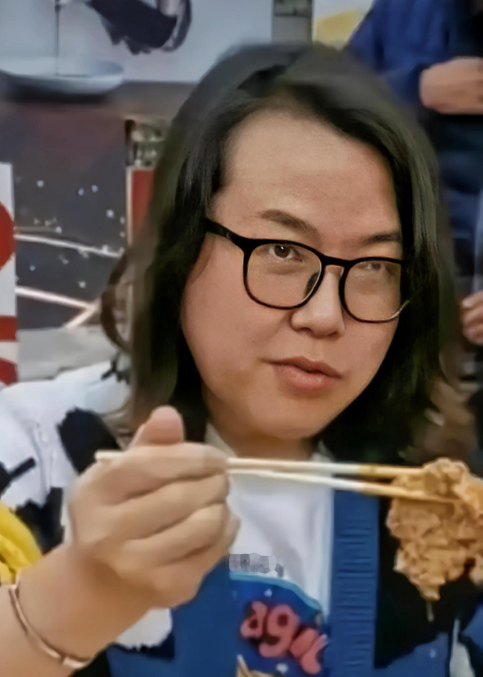 千万粉丝网红在昆明街头吃米线，邻桌愣是没人认出来，直到他自己把镜头怼向浪胃仙的鼻孔。

直播间里白瘦精致、柔声细语的“浪老师”，现实中竟是肩宽体壮、青筋凸起的中年大叔。有网友在昆明一家普通米线店偶遇浪胃仙，第一反应根本没认出来，后来刷他直播发现衣服一模一样，才恍然大悟。

这事真正炸开，是因为他自己