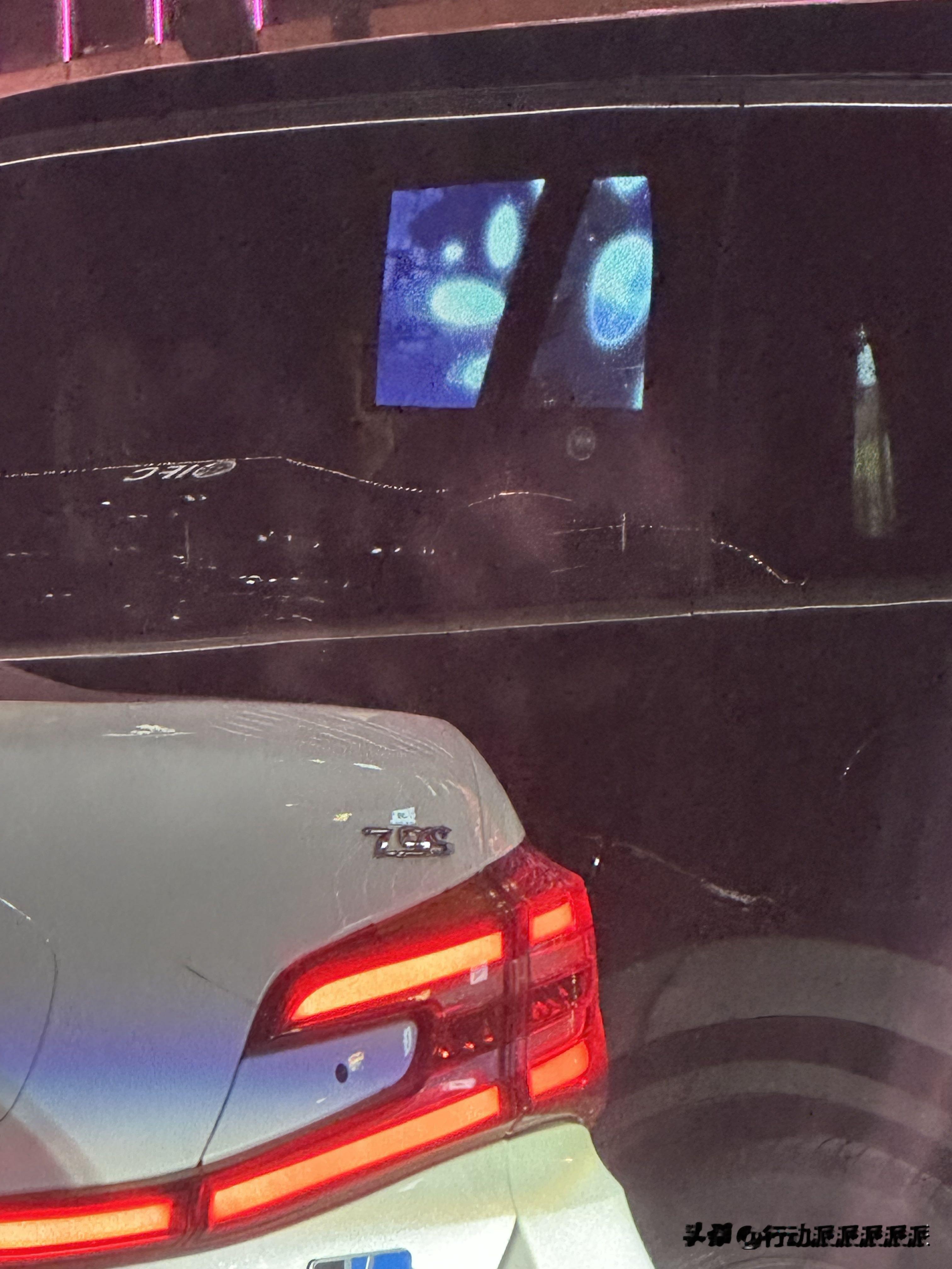 今晚下班在长安街一个十字路口堵车40分钟，经我多方查询原来是建国路、大...