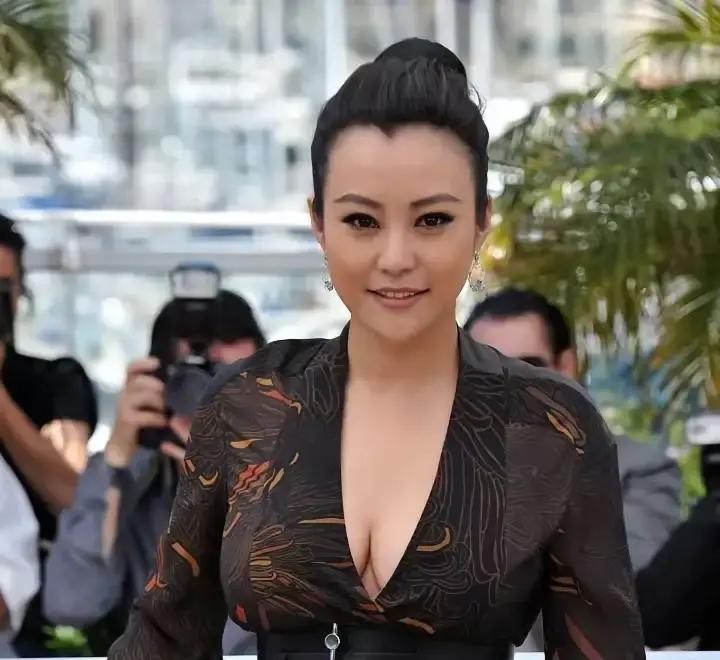 当年邓超跟郝蕾闹掰，外界传得沸沸扬扬，都说是因为女方接了一部尺度挺大的文艺片

老话说冰冻三尺非一日之寒，真要往深了扒，就算没有那部戏，这俩人骨子里也压根走不到最后

郝蕾是什么人

那是天生的戏痴，是个把艺术追求直接焊在骨血里的女人

遇到好本子好角色，她连命都能豁出去，更别提什么世俗眼光和非议了