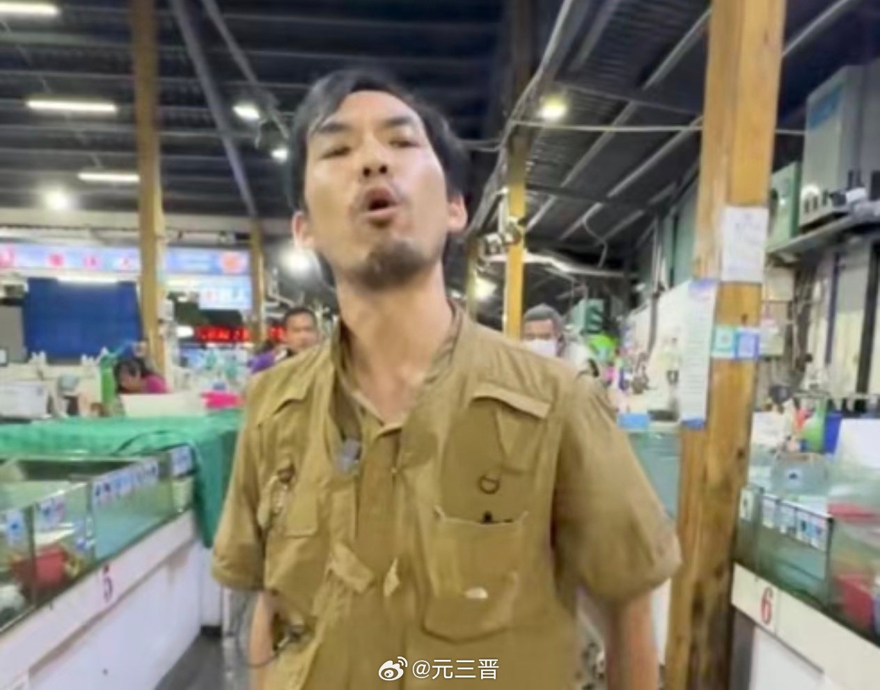 #网红铁头退庭时辱骂法庭# 网红铁头长期靠争议言论和冲突性行为吸引流量，他在曝光三亚海鲜市场“五两秤”、举报新东方违规补课时，打假视频现场真实、冲突激烈、让人解气，特别是去小日子拜鬼神厕前撒尿，让人看过之后印象深刻。
他将流量逻辑刻进了骨子里，把“冲突感”当成传播密码。越是有争议、有 ​
