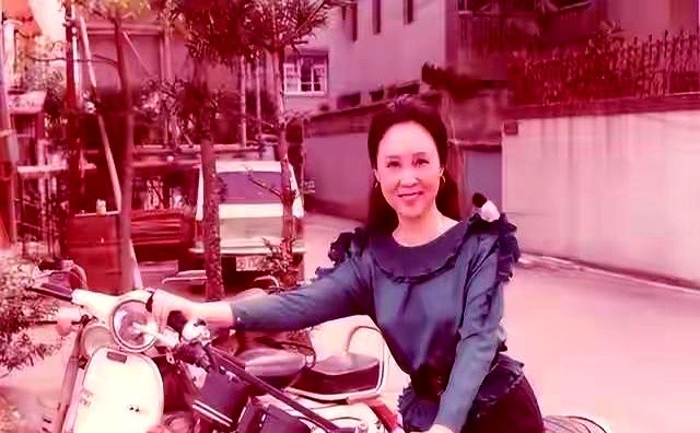 母亲绝食躺在床上，琼瑶跪在地上连磕几个响头，门开了。

来送稿费的平鑫涛撞见这惨状，赶紧伸手去拉大哭的琼瑶。琼瑶双腿发软，起身的瞬间直接栽进他怀里。

只因电影窗外刚上映，母亲嫌弃片里的长辈形象太刻薄，大怒绝食抗议。琼瑶毫无退路，只能跪地死磕。

平鑫涛这一扶，顺手接管了她的生活和事业。改稿子、谈出