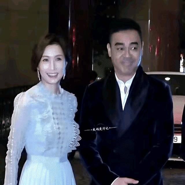 刘青云想牵老婆手落了空。等郭蔼明伸手时，他又正盯着镜头。

这对夫妻在闪光灯前，总透着一股真实的拘谨。

银幕上刘青云演惯了硬汉，私下却是个内向老实人。两人站一块，连手足无措的频率都出奇一致。

别人秀恩爱恨不得黏着，他俩的默契全在这些错位的小瞬间里。再看旁边的郭蔼明，这么多年过去了，脸上的状态依然
