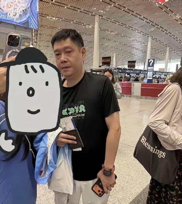 真的被邱贻可狠狠戳到软肋！
大赛官方名额卡死，他压根不在持证名单里，进不去场馆、没法临场指导。
​​换做绝大多数教练，没编制、没名额、没待遇，直接原地休息完全说得过去。
可邱贻可根本不将就，自掏路费机票，千里迢迢赶去赛场。
​​全程只能守在场外，对着转播屏幕紧盯每一分球。
场上的失误 ​