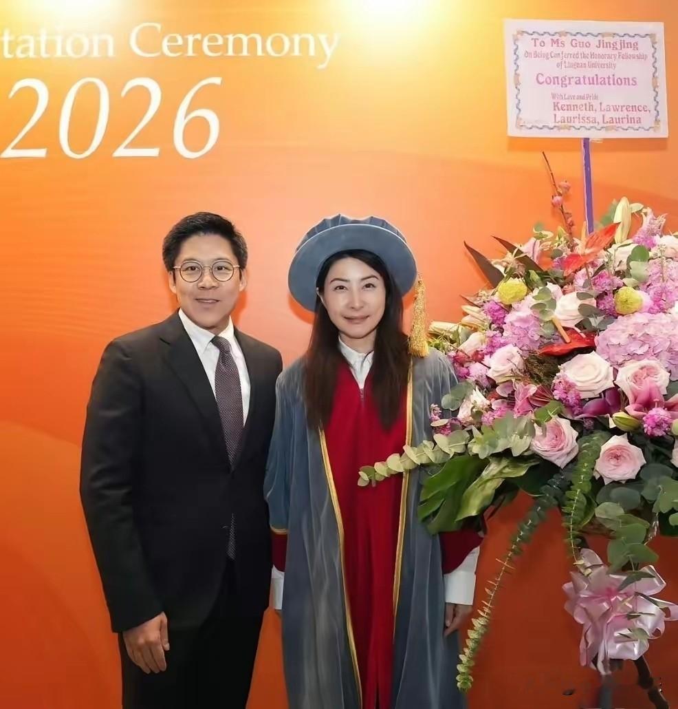 45岁的郭晶晶收获了一份重磅荣誉，香港岭南大学为她颁授荣誉院士衔，丈夫霍启刚特意到场，全程陪伴见证这场颁授典礼 。
 
这份荣誉，是对她多年付出的高度认可。年少时的郭晶晶，凭借日复一日的刻苦训练，在跳水赛场斩获三十一项世界冠军，手握多枚奥运奖牌，是当之无愧的跳水传奇。退役之后她没有停下脚步，转身投身