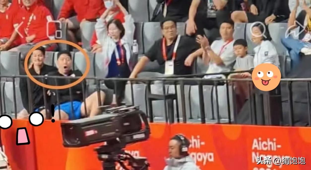 张本智和这回真是把“爆冷”演绎到了极致，输球的那一刻，全场都静了，唯独看台上的韩国队那两位，表情精彩得像是在演情景喜剧。

镜头扫过去，林钟勋那嘴巴张得能塞下一个鸡蛋，一脸“这剧本不对吧”的不可置信，旁边安宰贤更是离谱，肩膀一抖一抖的，拼了命在憋笑，脸都快憋红了。


你说这赛场上哪有什么永远的常胜