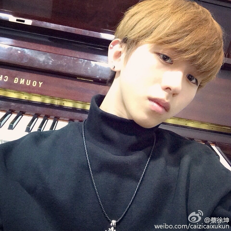 #蔡徐坤[超话]# 萌萌的宝宝在耍帅 ​
