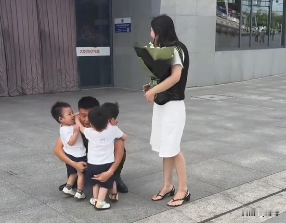 这个退役军官太幸福了，妻子不但给他生了三胞胎孩子，而且在退役之年把孩子养成蹦蹦跳跳会走路了。这样子的幸福家庭，真是太让人羡慕和幻想了。