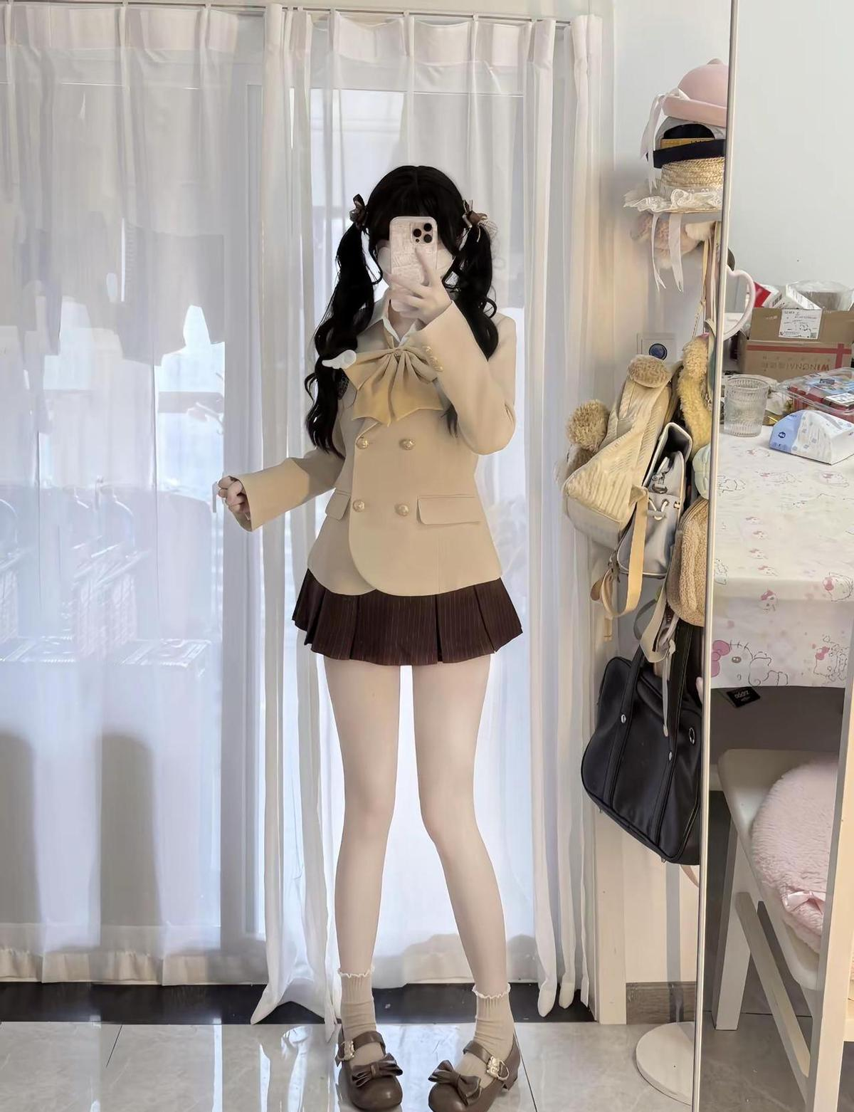 她穿JK制服，马尾一甩，整个教室都亮了。 不是校规管不住，是审美自己长...