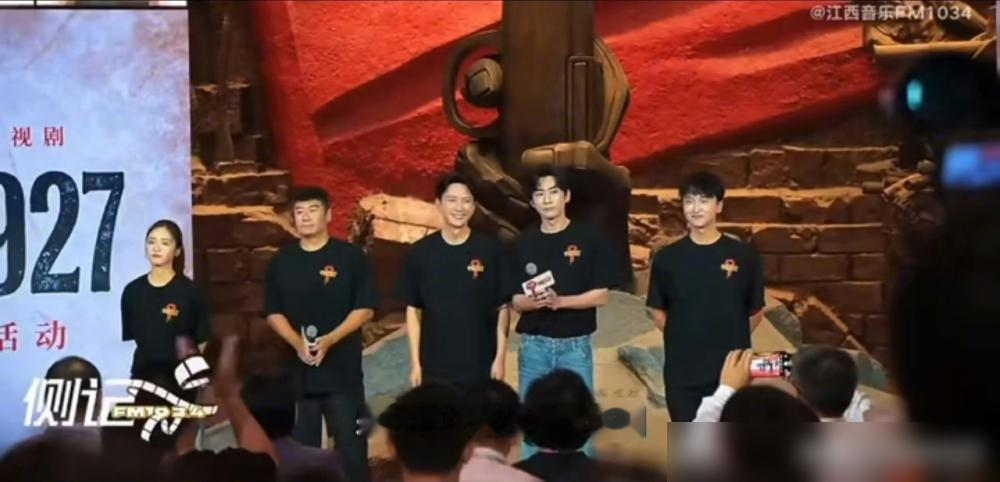 刚靠古偶涨粉52万，刘学义转头就去演了周恩来。
9月30号，南昌。央视献礼剧《中国1927》开机，没买热搜，没铺通稿。刘学义站在台上，演的是青年周恩来。
消息一出来，评论区直接撕成两半。有人说他是闷声干大事，敢从古装权谋往革命历史题材里跳。另一波人盯着他的脸，扔下一句：这长相，不像正派。
可你