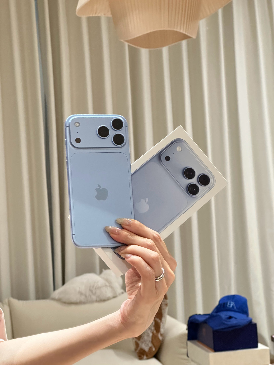 第二个新玩具也到手了
Iphone18pro max 冰川蓝2TB
讲真 这个蓝色实物一点都没有网上说的塑料感或者廉价感 就是苹果官方起的这个名字：冰川蓝 偏冷调
就是这个面板在晃动时有时深一点有时浅一些
无所谓反正后面会给它穿上漂亮的手机壳
选蓝色主打一个咱喜神里有水 蓝色比较旺我[可爱] ​