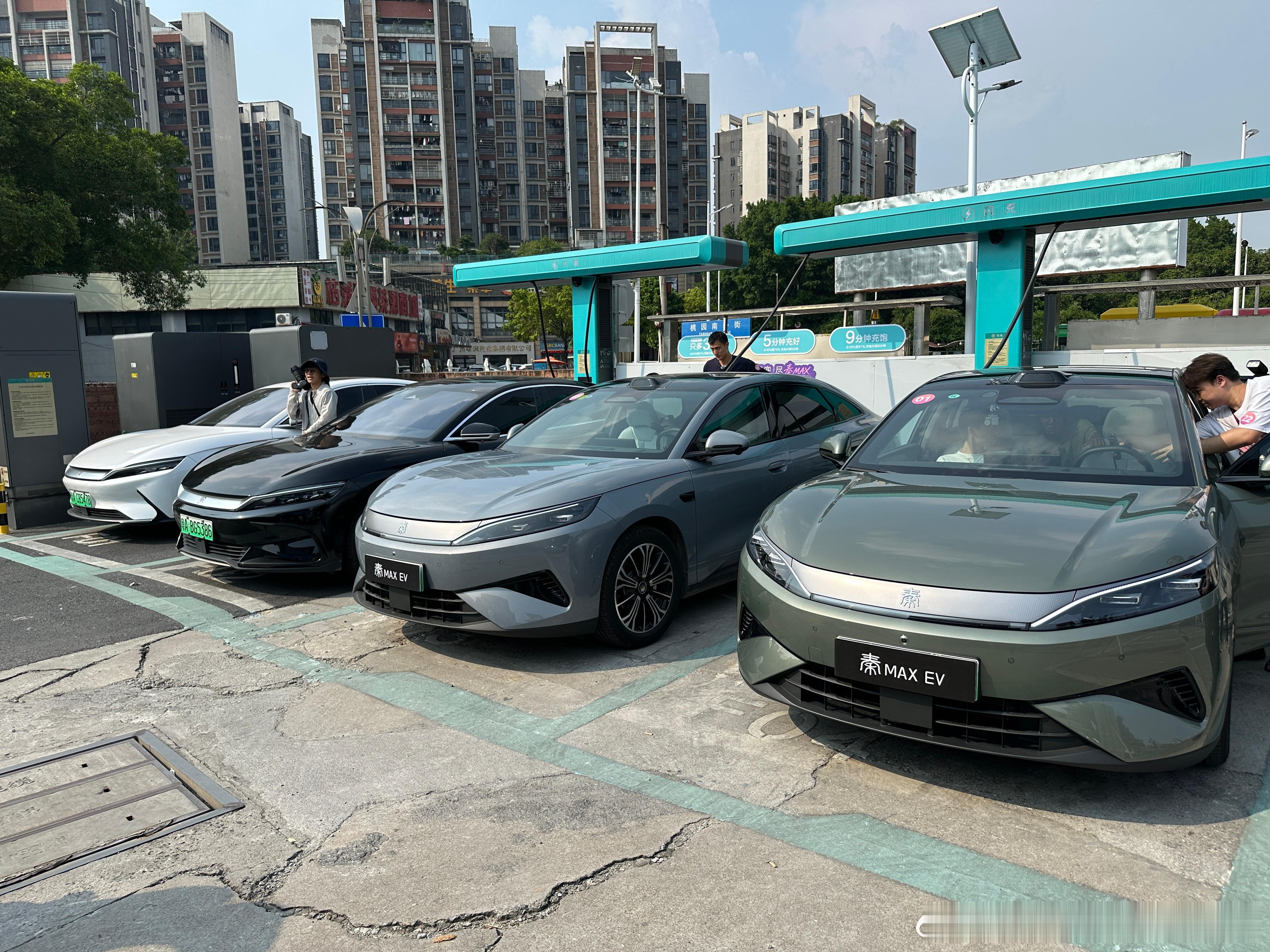 继续上一条，分享一下秦MAX给我的惊喜。

10.99万起就有二代刀片，支持闪充，充电速度在这个价位里绝对是无敌的。

但我更惊喜的是，这台车不单是硬件上面堆料，在车机上面，比亚迪也做得很体贴。

就比如说近距离激活360影像，它会根据障碍物的位置，打开不同的放大画面。如果是前方有障碍物，它就会 ​