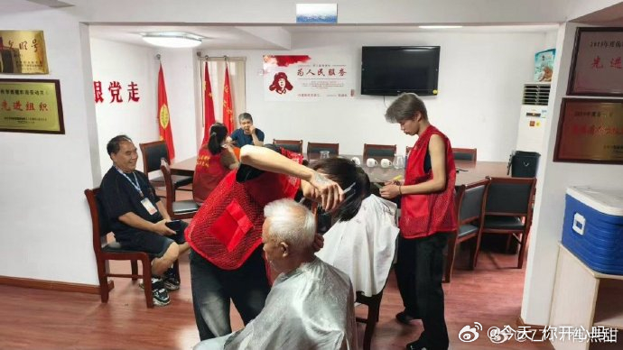 义诊理发暖心服务，温情陪伴辖区老年朋友。 ​​​