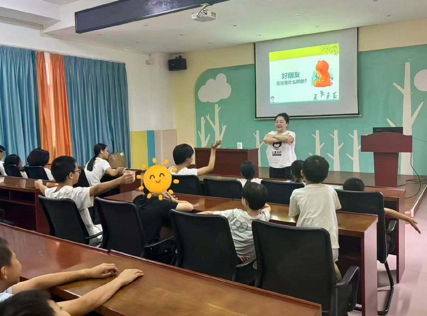 #女童保护[超话]##女童保护在行动#【女童保护在广东茂名】2026年9月4日，女童保护项目广东茂名义工团队走进茂南区社会福利中心，志愿者讲师张楚珩为16名学生（女生9名，男生6名)、1名教师讲授了1堂“爱护我们的身体”儿童防性侵课程。参与活动的志愿者有梁栋、陈晓琪、柯智媚、陈亭燕、李泳萦。 ​