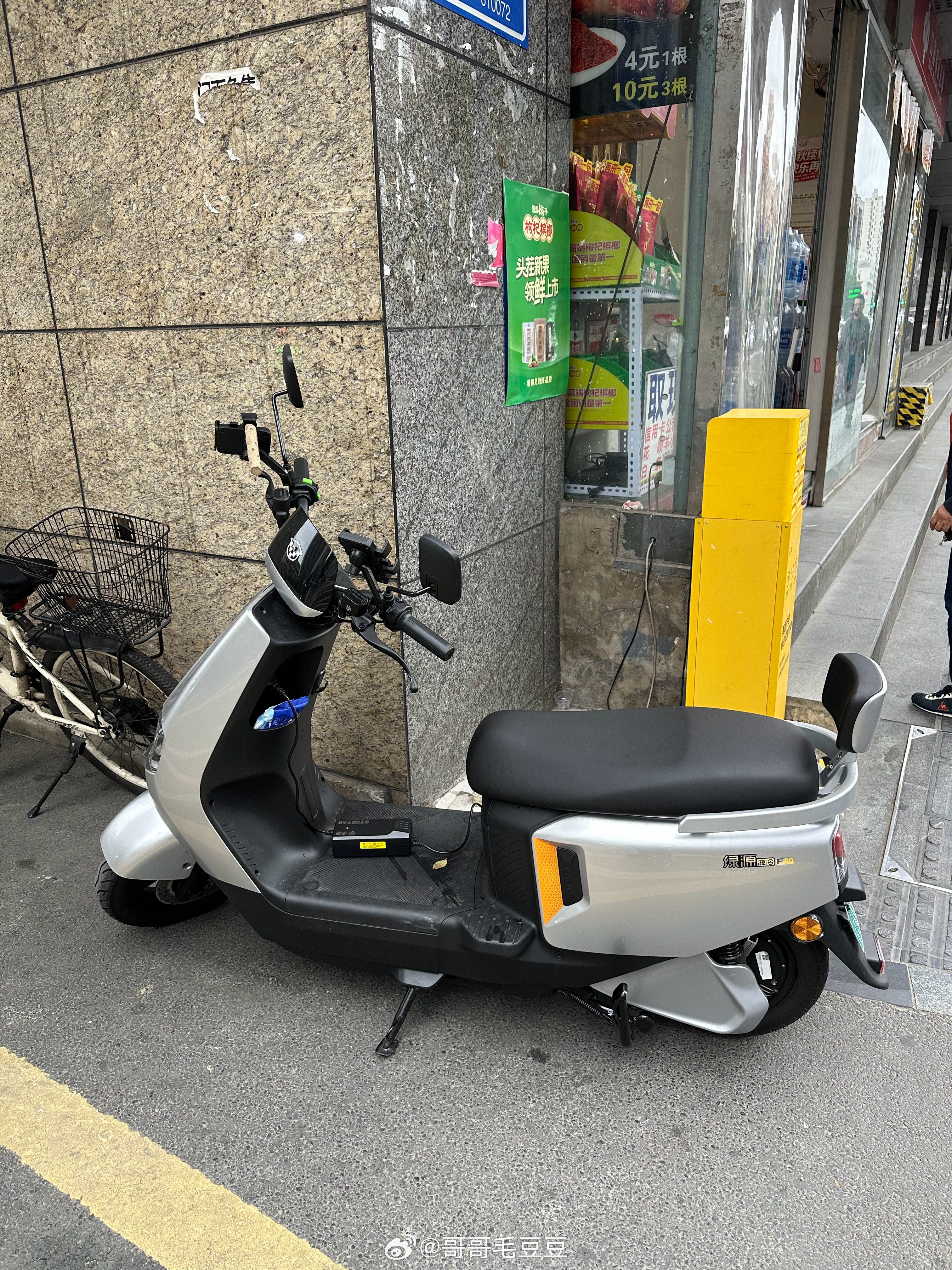 我要去省医院骑到一半电瓶车没电了找了个路边小超市充电给嬢嬢五块钱我充好电就想着拍张照嬢嬢看到我拍照一下警觉起来跑到我面前说：小伙子你莫烧我哦！你到时候跑过来说电瓶车舍了（丢了）！你莫烧我哦哈哈哈哈哈哈哈哈哈嬢嬢的警惕性好高 ​​​