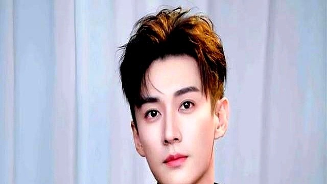 为了几个半裸镜头，他硬生生把自己饿到65公斤，开拍前还要玩命断水。

镜头扫过去，肌肉线条像刀刻出来的一样，没贴一片硅胶假肉，全靠干瘪的胃和疯狂流汗逼出来。这就是刘学义在片场交出的答卷。

演个弃文从武的角色，他二话不说开启地狱级折磨。这股狠劲直接把新剧顶到了7.5分的高位。现在的他更是连轴转，新戏