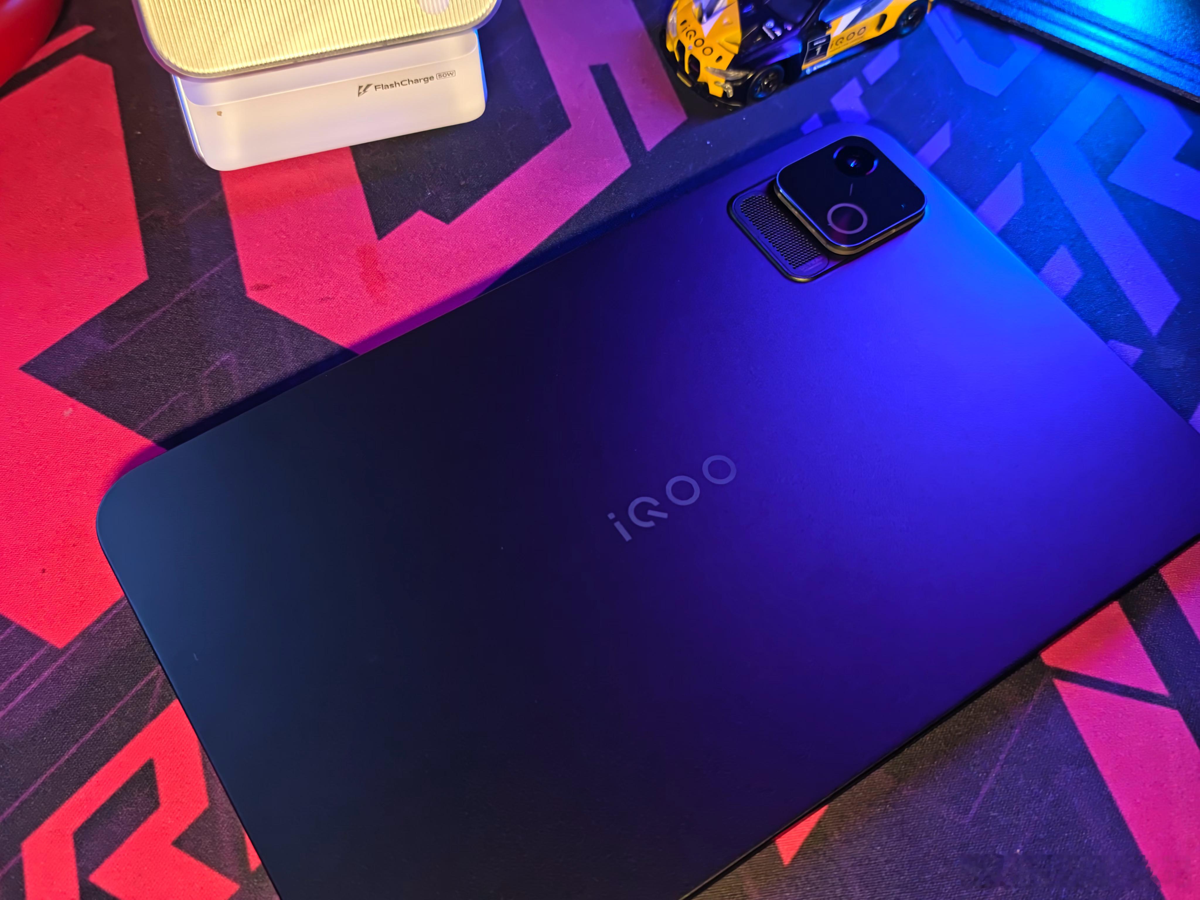 #iqoo[超话]# 终于上手了这款主打小尺寸极致电竞的#iQOO Pad UItra#上手第一观感就是轻薄便携，彻底打破了高性能平板厚重笨重的固有印象！

整机仅5.74mm超薄机身、298g超轻重量，8.8英寸黄金小尺寸，单手握持无压力，日常通勤可以直接揣进口袋，长时间追剧、打游戏也不会压手，握持舒适度拉满！
 
外 ​