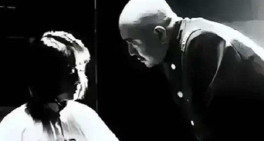 1941年，汉奸头子周世奎半夜审讯女地下党，当他掀开对方头发时，却瞬间面如死灰，瘫倒在地，因为对方耳朵后的胎记，和他失散多年的亲妹妹一模一样。
周世奎扶住桌子才没倒下。两个伪警察凑上来问怎么了，被他用发抖的手赶了出去。门一关，他立刻掏出钥匙，解开了铁椅上那些麻绳。
“你快走。”他把声音压到最低，从腰