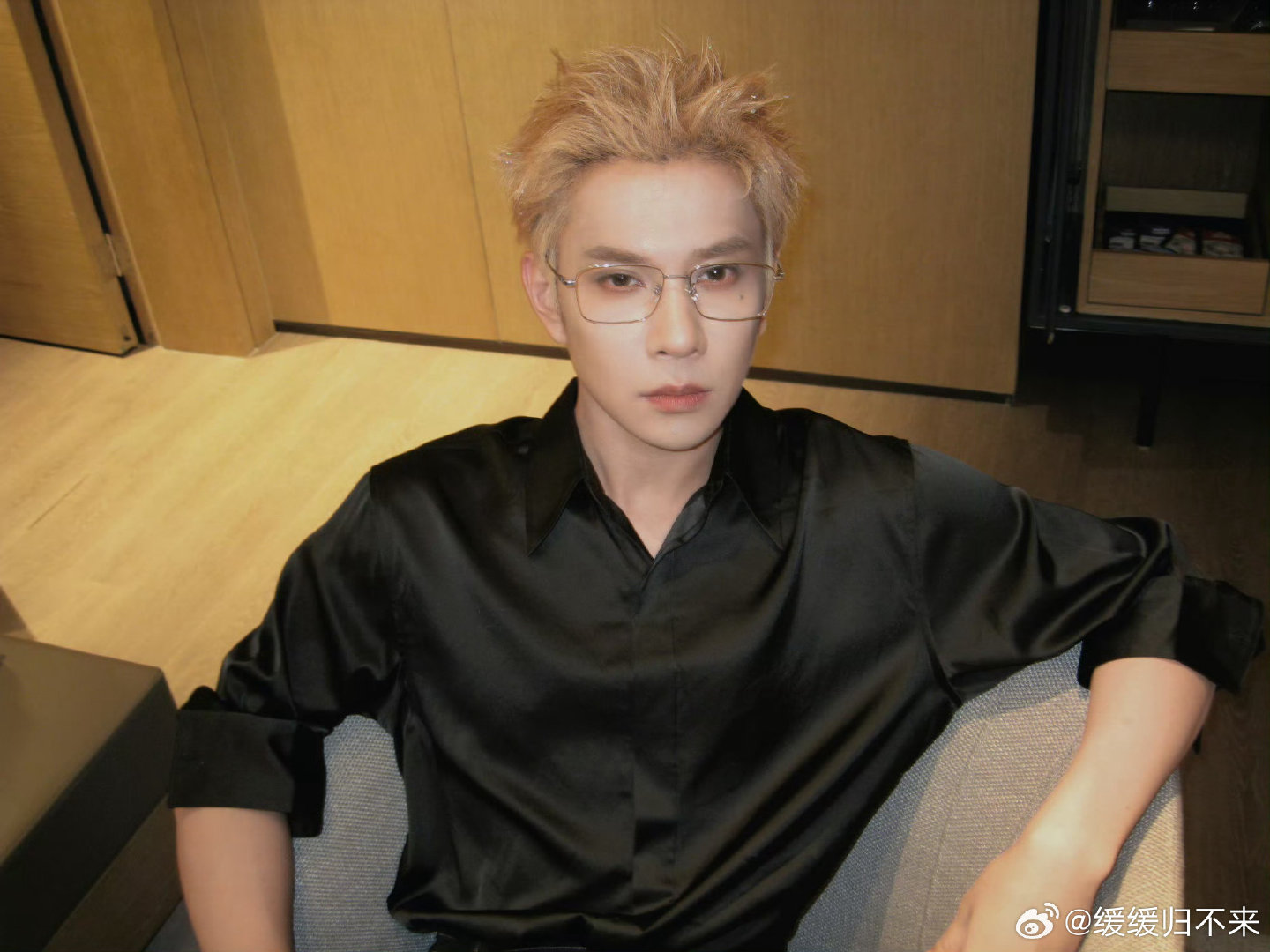 #青宇[超话]# [期待]#十年一瞬陪青宇# 

20240713，fjy有个新能源的车牌，租出去5年，这个时候应该快到期了，他说想买了新能源的车，我就想知道，老王那个理想是啥时候买的？难道用的就是这个拍照？

​