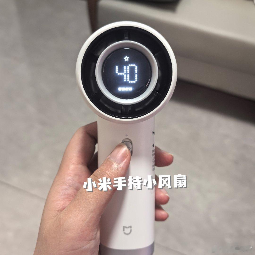某个人：七夕没有礼物，你的礼物就是这个小米小风扇。。。
本人：我不要，那我也不买了。。。

然后：8月18号23点50分，某人噔噔噔，偷偷跑下楼拿快递，本人假睡的内心OS：咋七夕也要卡零点过？？完了，我是真没给他买礼物[允悲]。。。
#七夕礼物##七夕节[超话]# ​