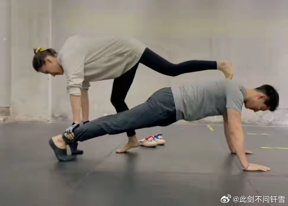 窦骁何超莲双人俯卧撑挑战！稳稳托举男友力直接拉满 ​