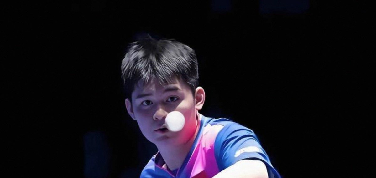 林诗栋0比2落后那趟离场换衣，回来连扳两局追平，最后4比3把林昀儒翻了过去，据多方转述林昀儒赛后不服的是时机和时长，不是能不能换。这事我越想越觉得有意思：湿透的不止上衣，短裤黏腿、重心发沉，场边当众脱换不合规也不体面，ITTF手册本就允许汗湿离场换、官员陪同、尽快返回，但没写死几分钟，裁判点头就算走