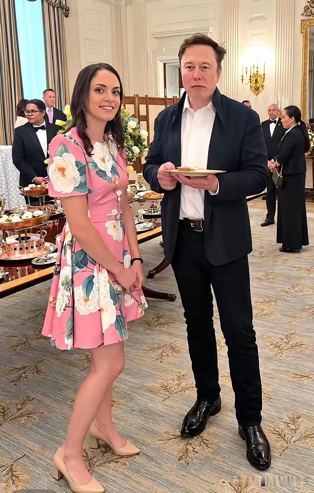 奉劝大家一句，千万别让齐利斯被分手的事带跑偏了，她根本就算不上可怜人。
​​这段关系从开头就是歪的。她想当妈，身体不适合自然受孕，本来打算找匿名捐精者。结果老板马斯克主动开口，要以“柏拉图式捐精者”的身份帮忙，还让她签保密协议，孩子他爹是谁，对外一个字都不能提，连她任职的OpenAI董 ​