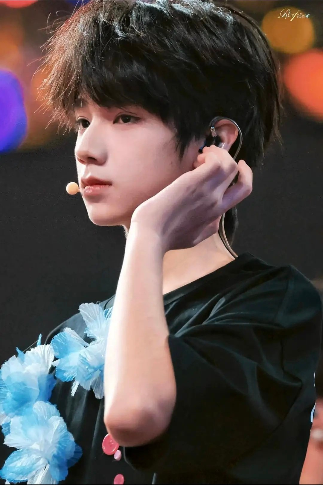 #王橹杰 私生#
孩子才十六岁啊
不管起因是什么，动手肯定不是解决问题的方式。
有点像婆媳矛盾，王橹杰夹在中间，两边拉扯，本身就很为难。
但也要分清边界：追星要有底线，私生行为本身越界，而冲突升级动手，无论哪一方，都会造成不好的后果。
保持安全距离才是追星的前提，理性沟通远好过正面冲突。 ​