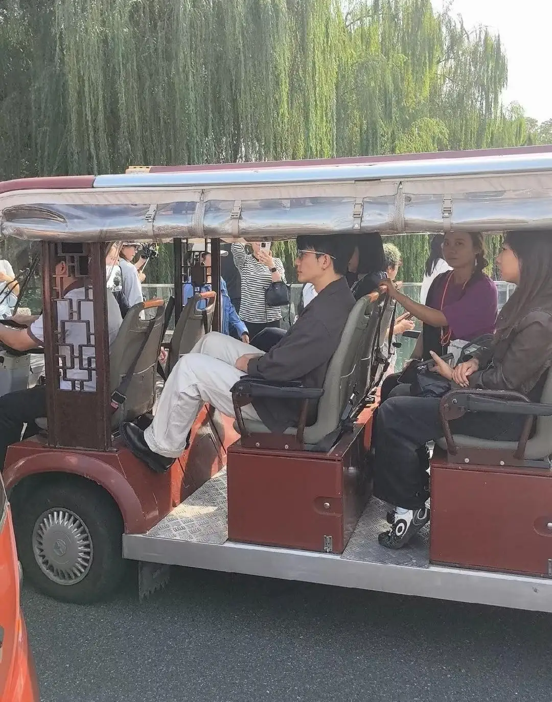 10月17日，第十三届乌镇戏剧节火热进行中，演员胡歌现身浙江嘉兴乌镇，被现场记者拍下路透。本届戏剧节10月15日正式开幕，活动将持续到10月25日。

乌镇戏剧节一直是国内戏剧爱好者的盛会，很多演员抛开明星光环，以普通观众的身份走进剧场。胡歌此番低调到访，沉浸式感受戏剧魅力，没有繁杂排场，就像奔赴一