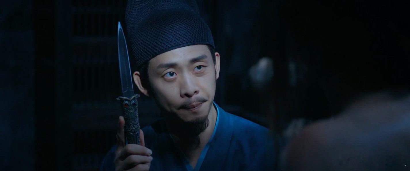 我觉得张译的形象特别适合演反派，再加上他的演技，在国内简直可以说没有对手。尤其是那种口蜜腹剑、笑里藏刀的角色，他演起来太有感觉了。

他在《第二十条》里演的张主任，还有《满江红》里的何立，搁这屏幕我都感到发怵，要是我站在他们面前，估计当场就给吓跪了。 ​