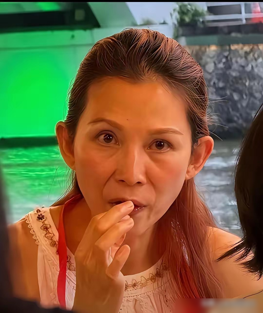 内娱女星死捂着的衰老遮羞布，被53岁的蔡少芬在新加坡大排档一把扯下。
网友在牛车水夜市撞见她，没带保镖，没戴墨镜，甚至连个底妆都没打。
路人镜头直接怼脸拍，额角细纹、深陷的法令纹、凹陷的眼窝一清二楚。53岁的岁月痕迹，在她脸上毫无保留。
换成别的女星早翻脸躲镜头了。她倒好，不仅没躲，还顶着大素