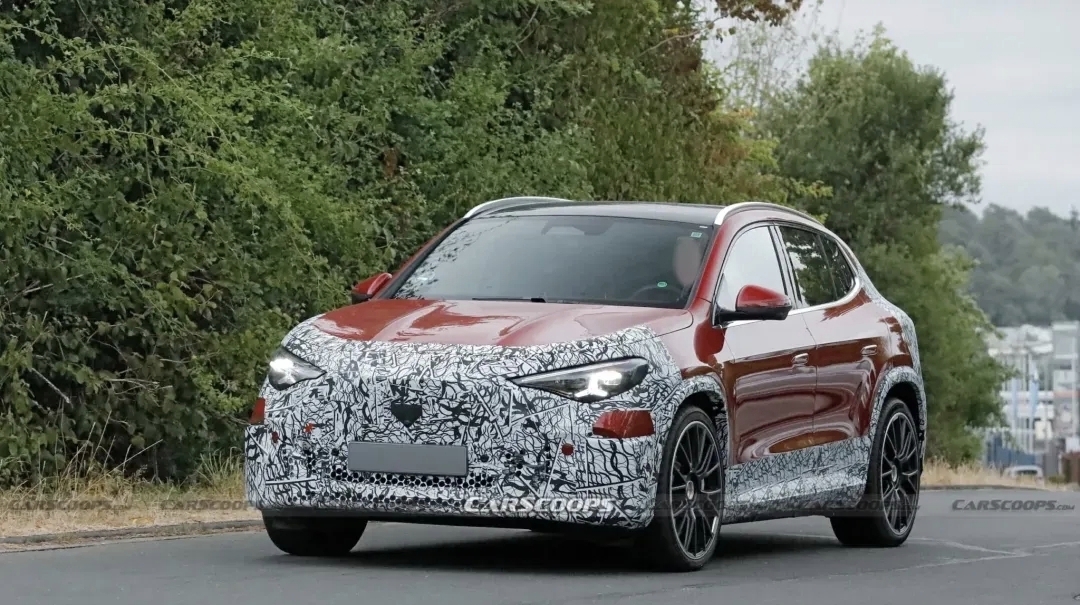 新一代AMG GLA作为品牌入门性能SUV，在保留运动操控特质的同时，兼顾了城市通勤的实用性，是豪华品牌小型性能车市场的一次常规产品迭代。奔驰入门级车型 奔驰suv配置 奔驰q3 cla300l 奔驰EQGLC 新amggt 奔驰小轿跑