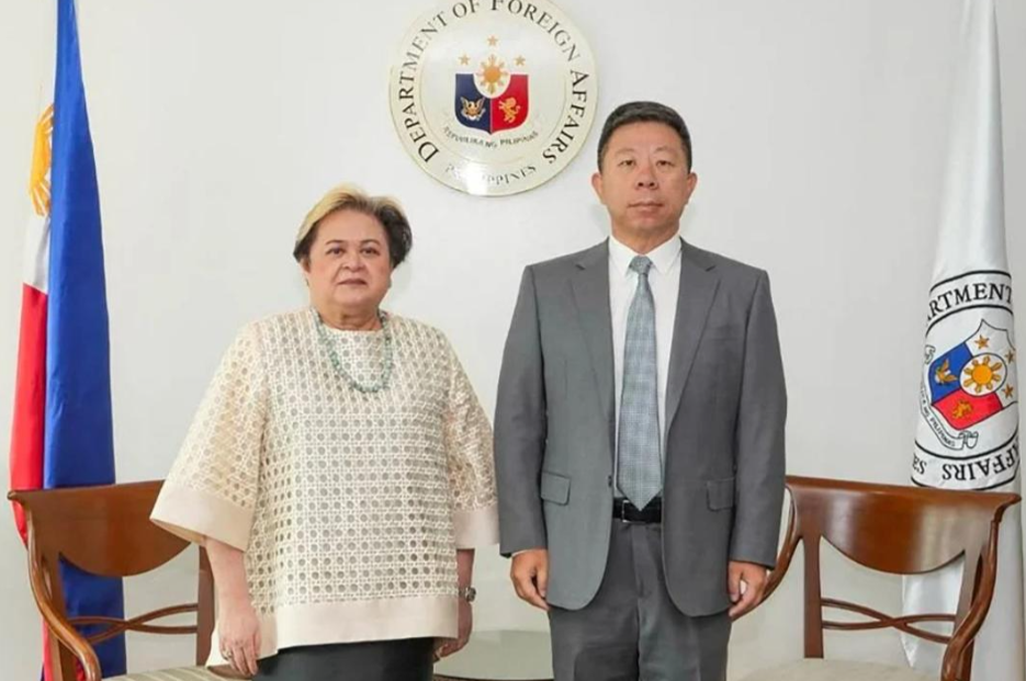 中菲外交风波近期再度升温，中国驻菲律宾大使井泉应约会见菲外长扎拉罗，针对菲方政客断章取义、抹黑中方的行为提出严正交涉，并当面抛出七问直击要害。

事件的起因，源自井泉大使在迪利曼对话会上的发言。他表示，菲律宾很庆幸拥有中国这样的邻居，中国完全有能力动用武力取胜，但我们不会这么做，因为热爱和平。

可