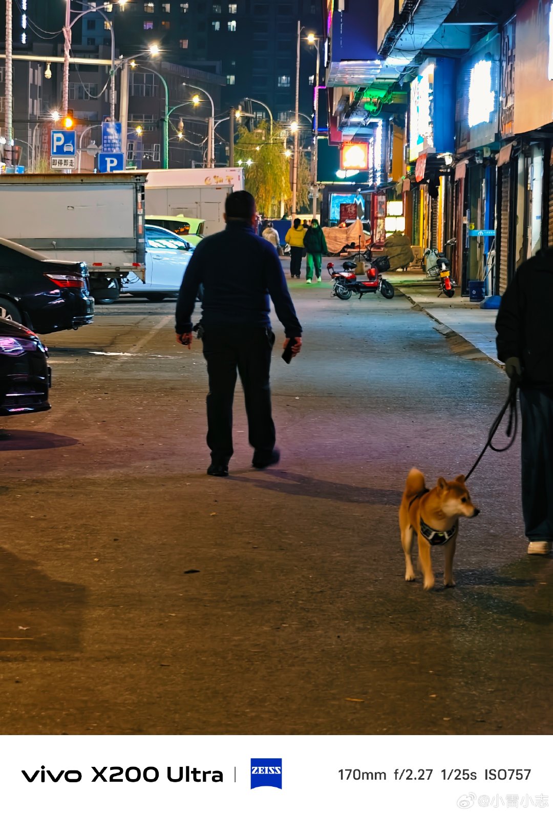 #vivo[超话]# 小城夜色，灯火错落，车流与行人交织成温暖图景。街巷霓虹闪烁，晚风漫过街边商铺，平凡日常藏着满满的烟火气。vivo X200 Ultra长焦定格夜晚的市井温柔，每一帧都是生活本貌。#vivo超话# ​