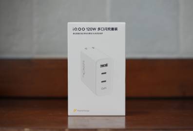 iQOO家的120瓦多口闪充头，和手机充电头差不多大，支持三口快充，最...